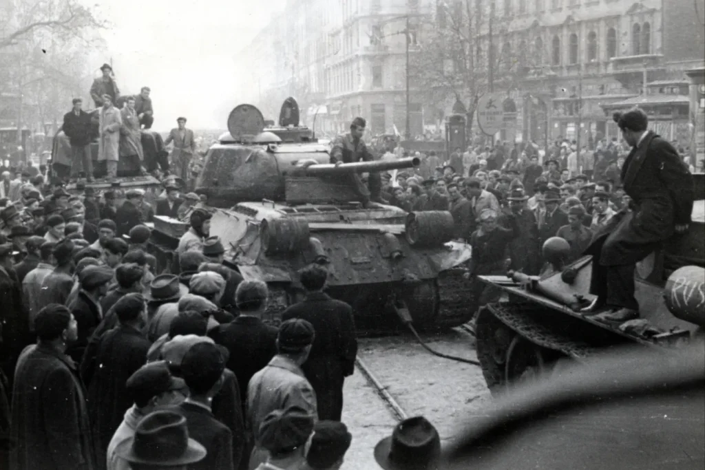 Harckocsik a József körúton, a József utca és a Baross utca közötti szakaszon Budapesten, 1956. október végén – Fotó: Marics Zoltán / Fortepan