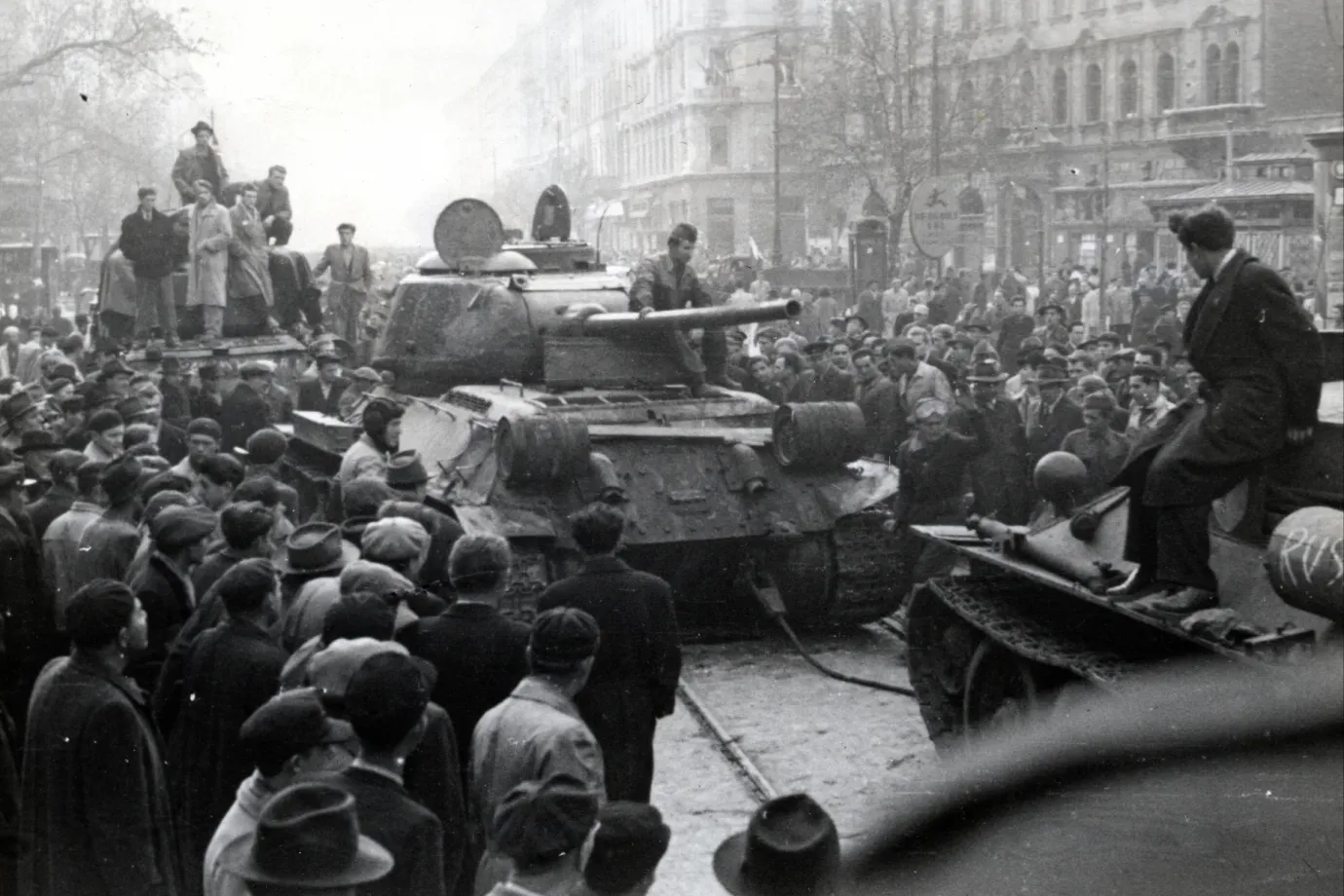 Harckocsik a József körúton, a József utca és a Baross utca közötti szakaszon Budapesten, 1956. október végén – Fotó: Marics Zoltán / Fortepan